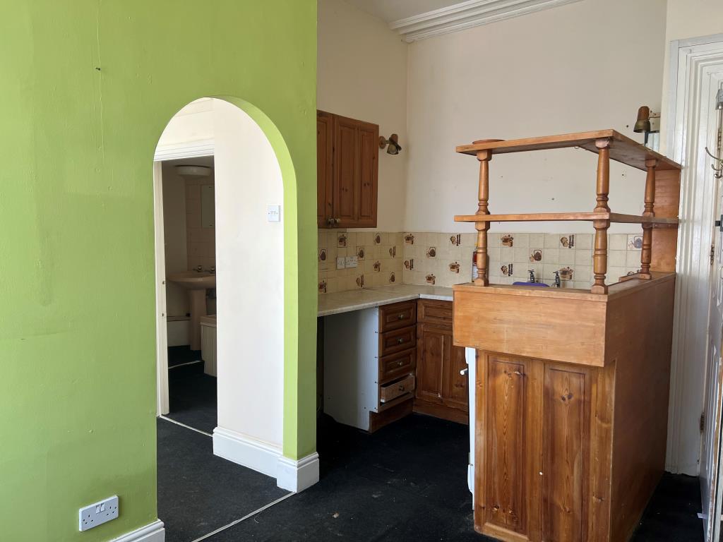 Lot: 159 - RE-DEVELOPMENT OPPORTUNITY IN POPULAR LOCATION - Self contained flat kitchen living area